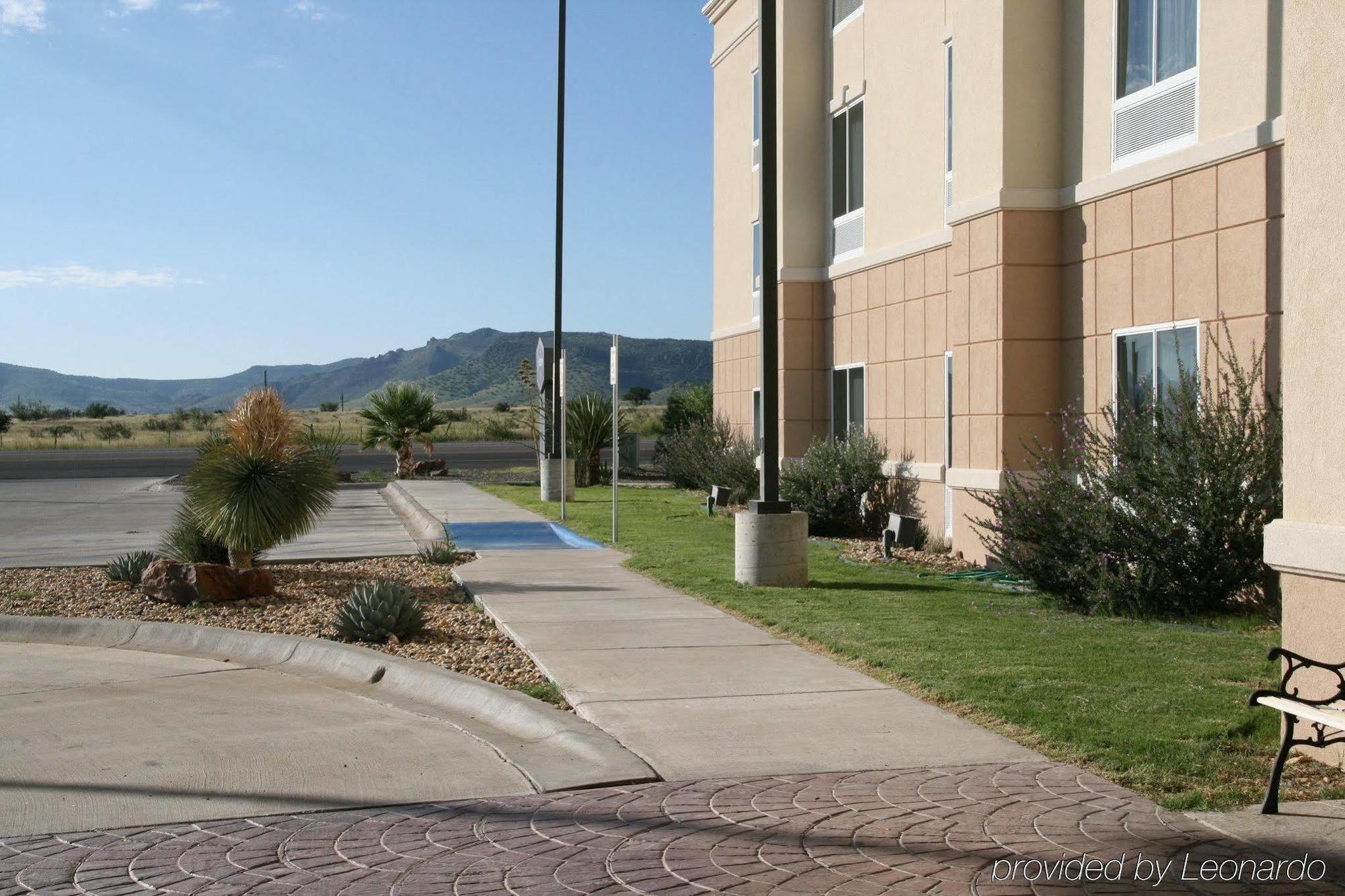 Hampton Inn Alpine Exterior photo